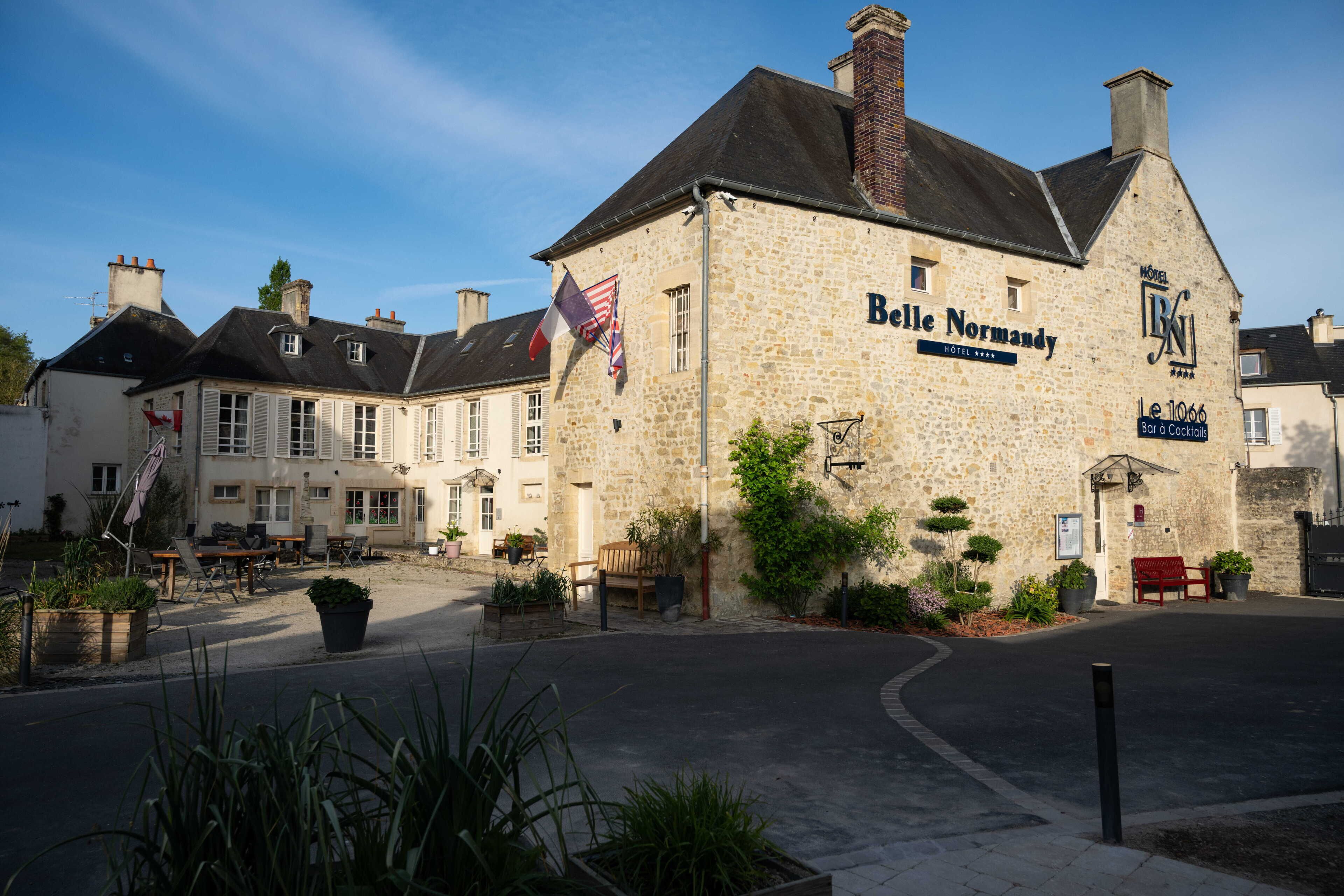 Un edificio de piedra con un letrero que dice 'Belle Normandy'.