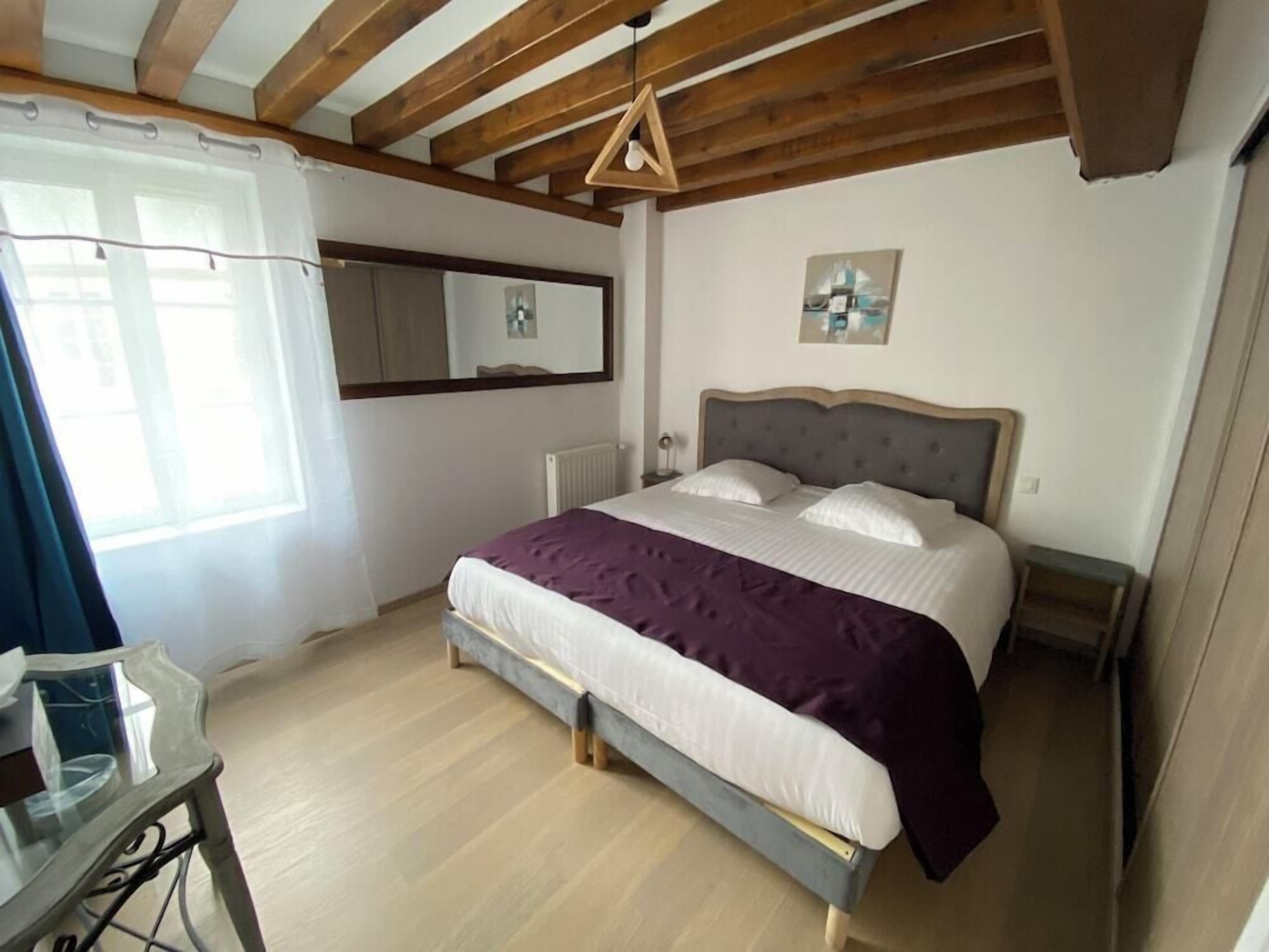 Premium bedding, minibar, desk, soundproofing