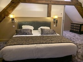 Ropa de cama de alta calidad, minibar y escritorio 
