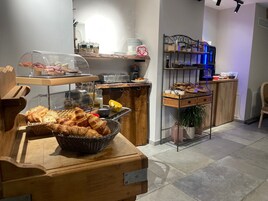 每日供应欧陆式早餐（每人 EUR 15）