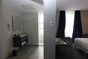 Deluxe Room | Premium bedding, minibar, desk, soundproofing - Belle Normandy (Bayeux)