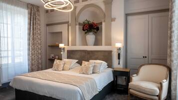 Ropa de cama de alta calidad, minibar y escritorio