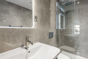 Tina, amenidades de baño gratuitas, secadora de cabello, toallas 