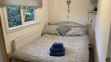2 bedrooms, travel cot, free WiFi, bed sheets