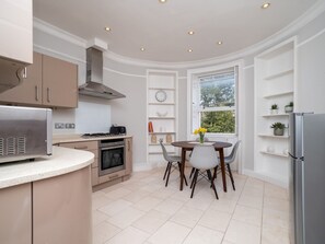 Fridge, microwave, oven, dishwasher - Spacious 3 bed apartment in prime central location - Pass the Keys (Bath)
