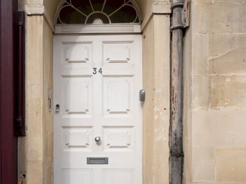 Spacious 3 bed apartment in prime central location - Pass the Keys