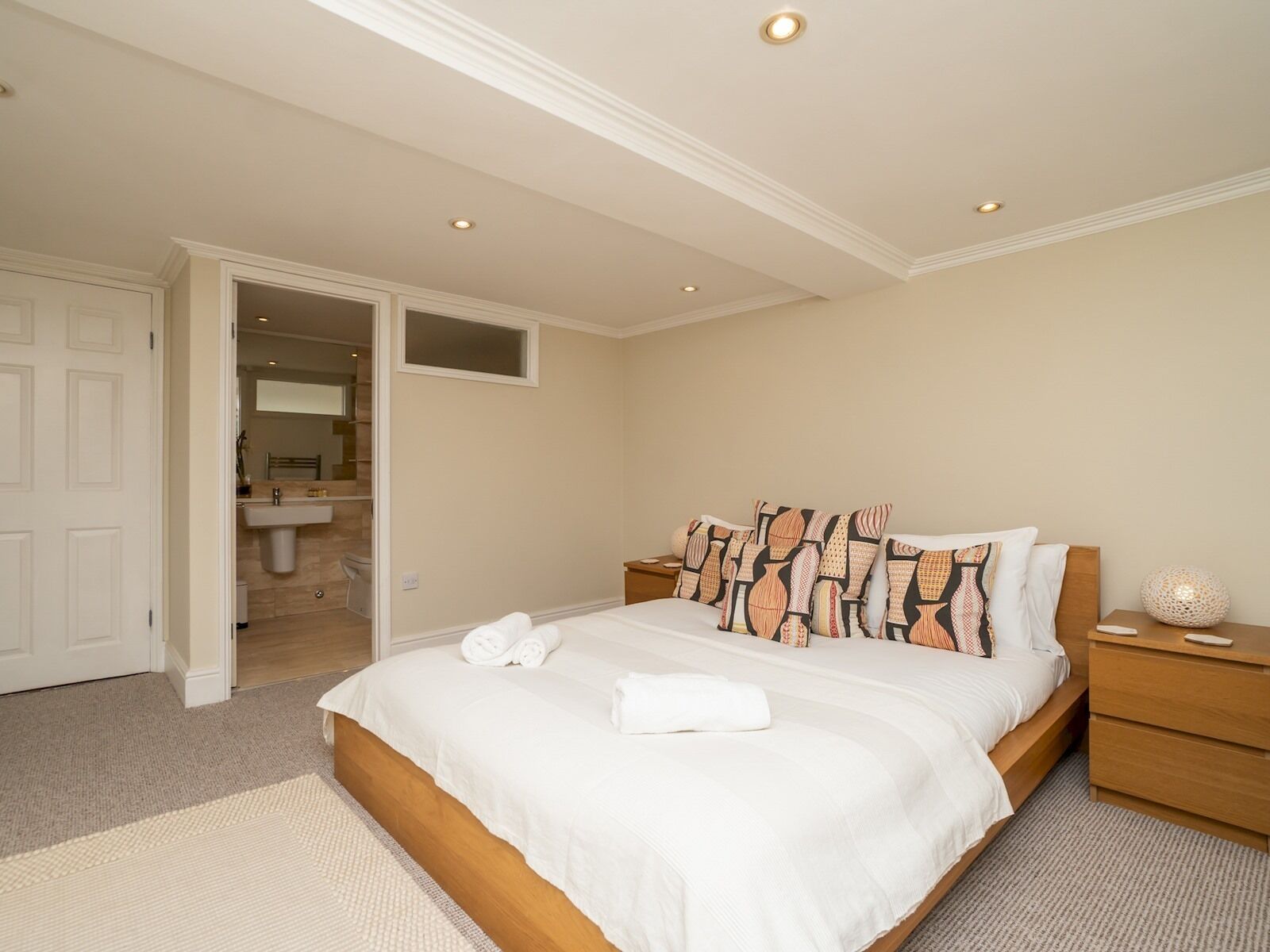 3 bedrooms, iron/ironing board, WiFi (free), bed sheets
