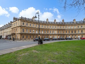 A historic building with a symmetrical facade, large windows, and a central entrance. - Spacious 3 bed apartment in prime central location - Pass the Keys (Bath)