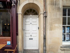 Exterior detail - Spacious 3 bed apartment in prime central location - Pass the Keys (Bath)