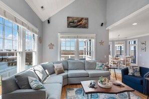 TV - Chasing Tides: Canalfront, Boat Slip, Water Views (Manteo)
