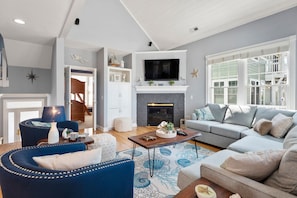 TV - Chasing Tides: Canalfront, Boat Slip, Water Views (Manteo)