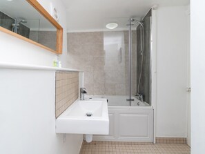 Douche, séchoir à cheveux, serviettes fournies