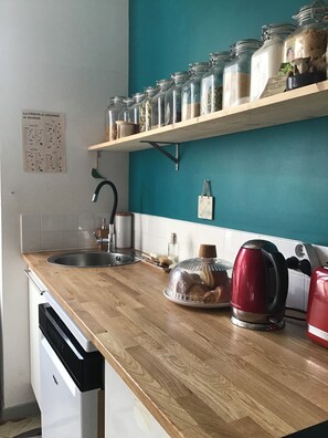 Fridge, oven, stovetop, dishwasher
