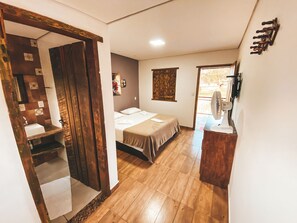 Habitación estándar | Tabla de planchar con plancha, wifi gratis y ropa de cama 