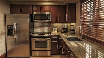 Full-size fridge, microwave, oven, stovetop
