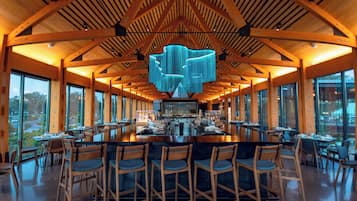 11 restaurants, breakfast, lunch, dinner served; Italian cuisine