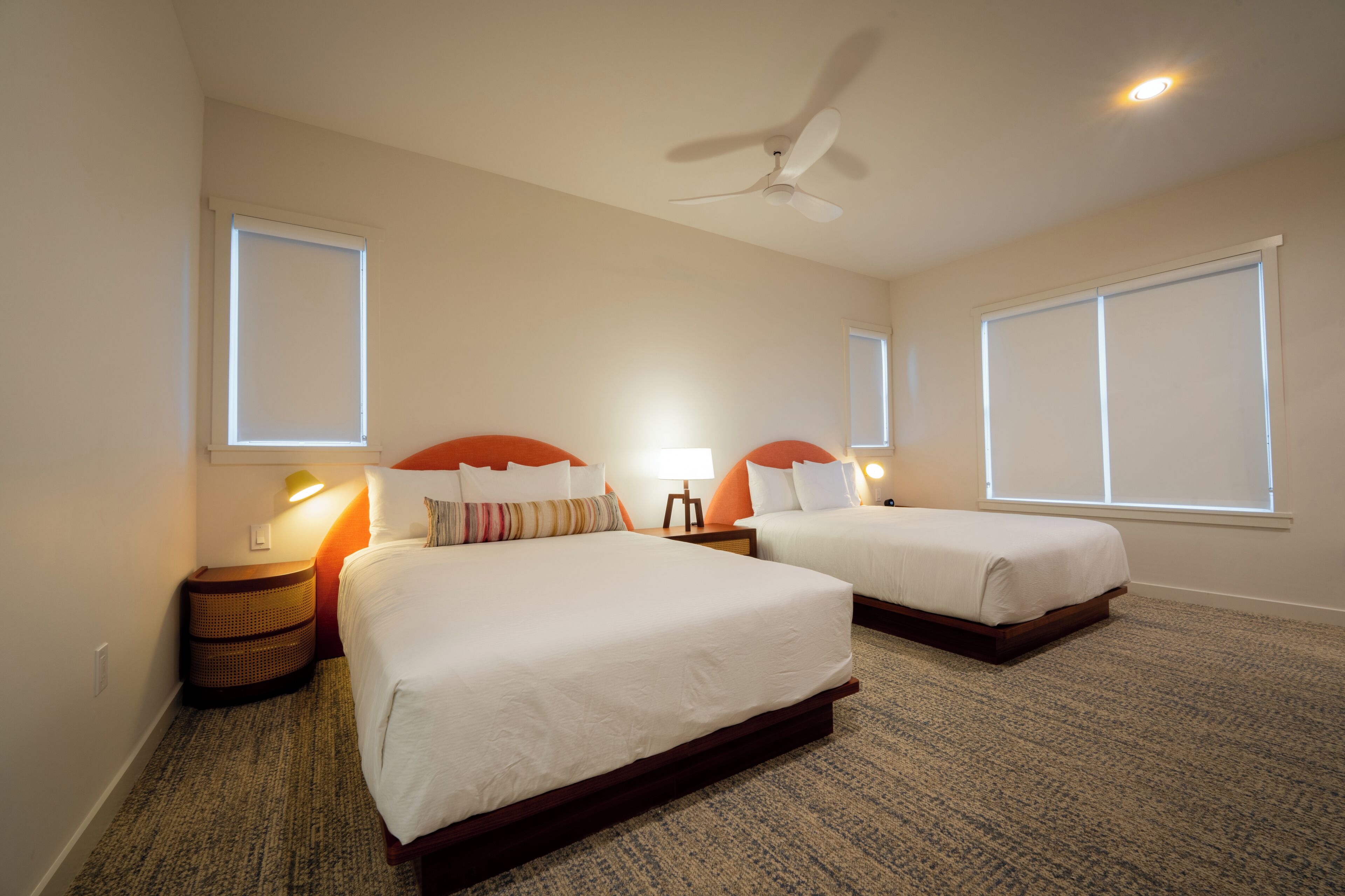 Safe på rommet, skrivebord for bærbar PC og strykejern/-brett