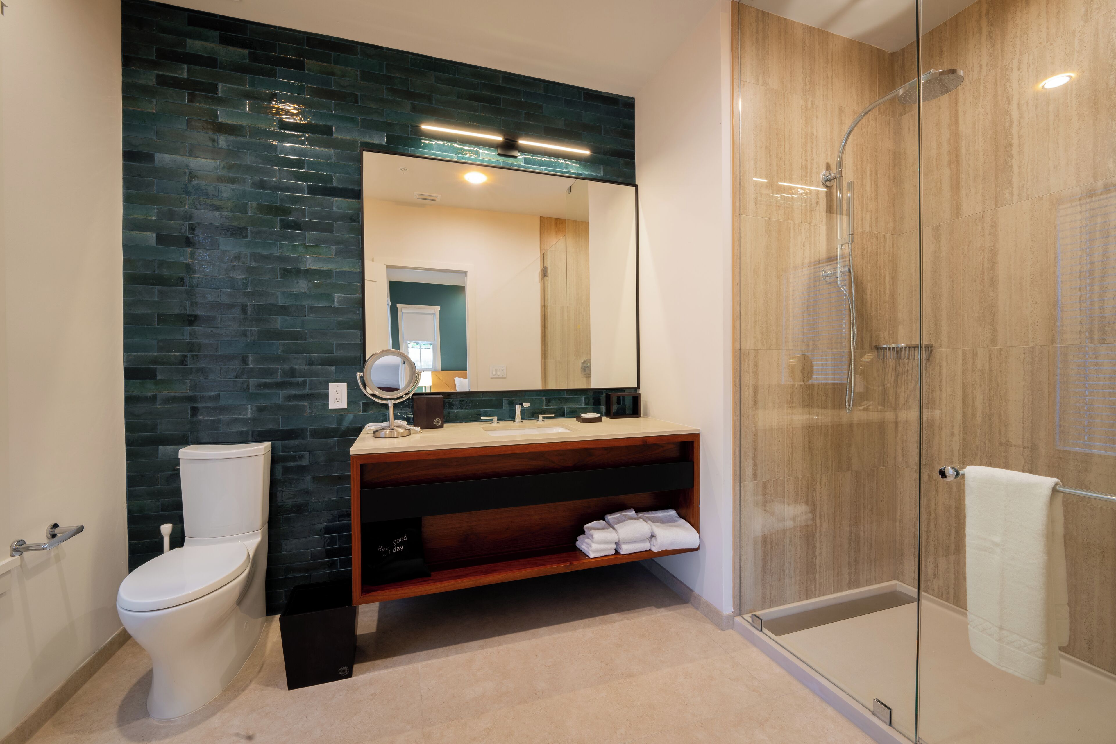 Safe på rommet, skrivebord for bærbar PC og strykejern/-brett