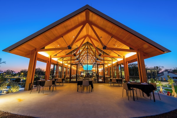 11 restaurants; breakfast, lunch, and dinner served