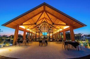 11 restaurants, breakfast, lunch, dinner served; Italian cuisine