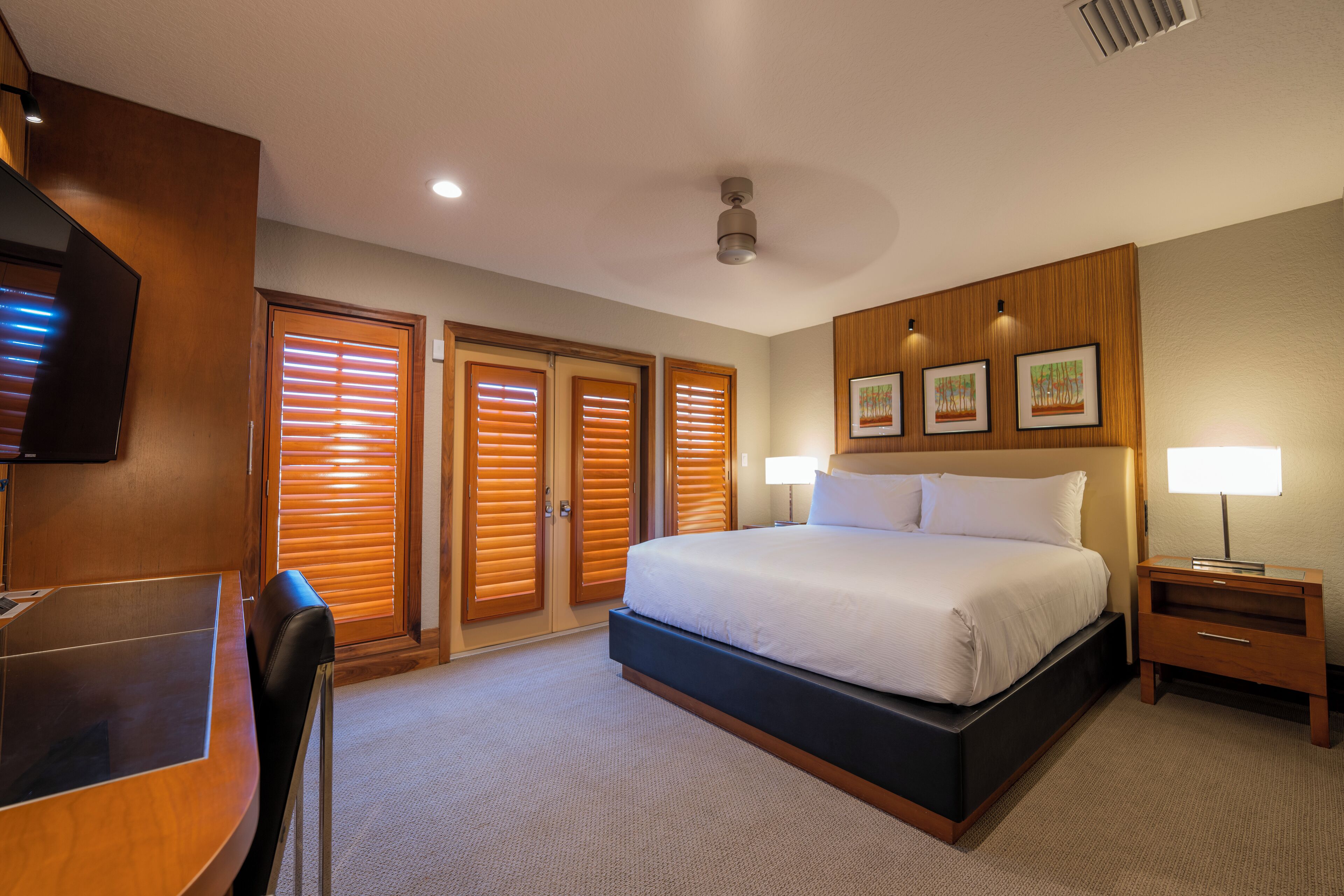 Safe på rommet, skrivebord for bærbar PC og strykejern/-brett