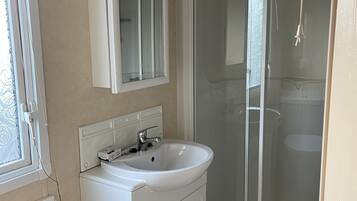 Cabin | Bathroom | Shower, towels