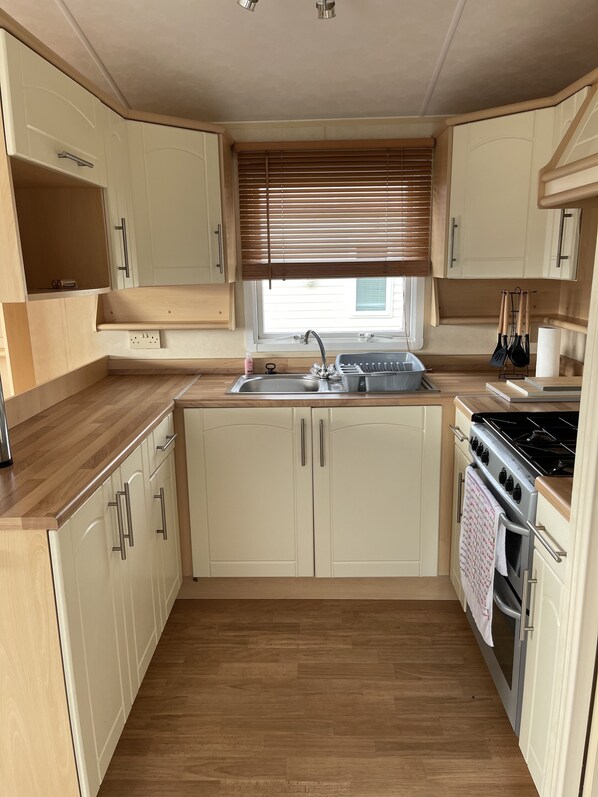 Cabin | Private kitchen | Fridge, microwave, oven, stovetop