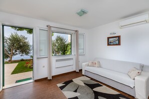 TV - Villa on the beach with private pool (Mimice)