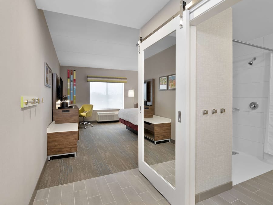 Quarto standard, 1 cama King, acessível (Roll-In Shower) | Chuveiro