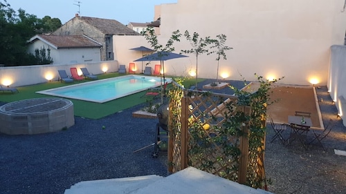 Charmante maison de Maitre avec piscine privée au centre du village