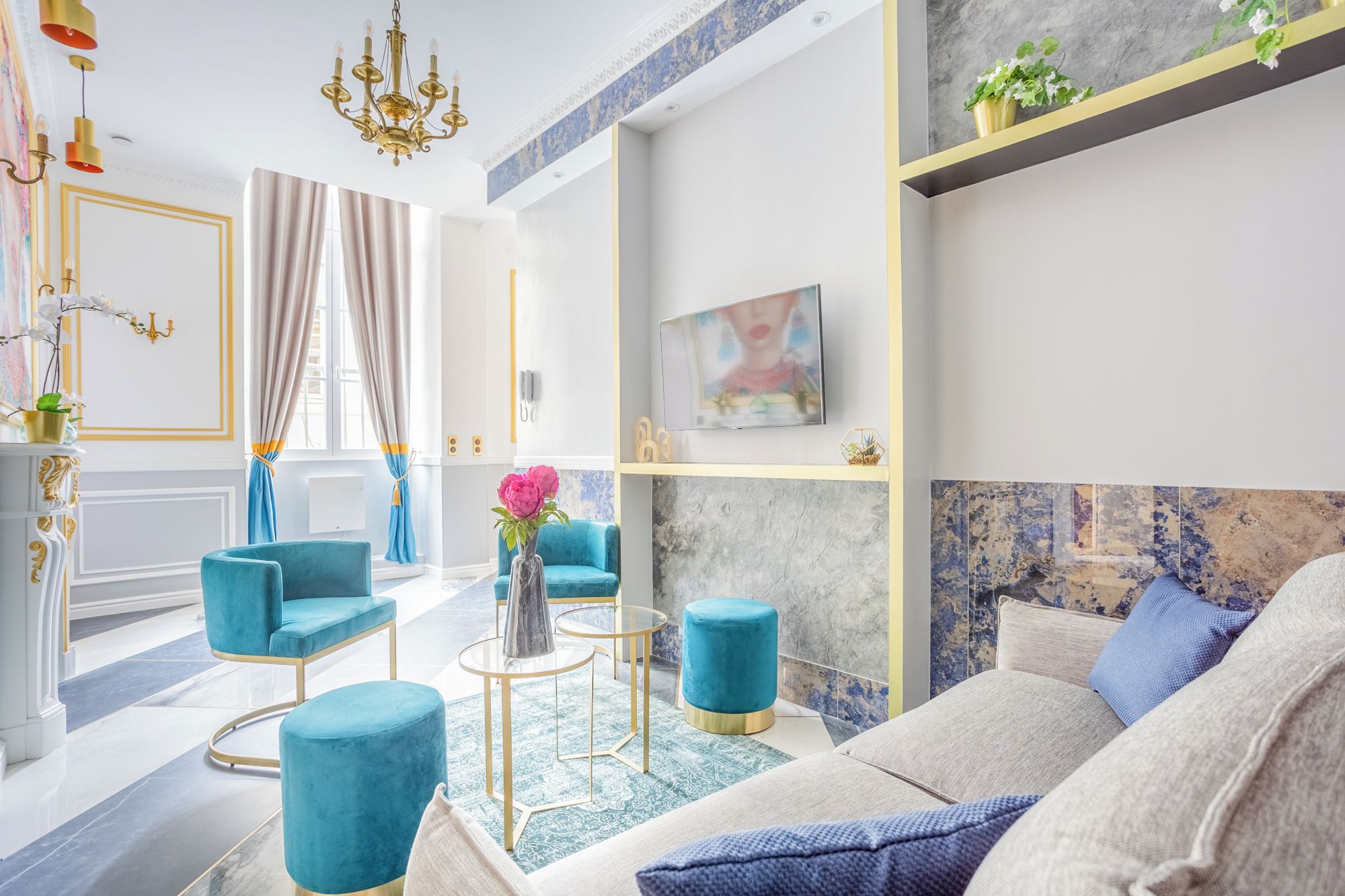 Ein modernes Wohnzimmer mit Sofa, zwei Sesseln, Couchtisch und Fernseher.