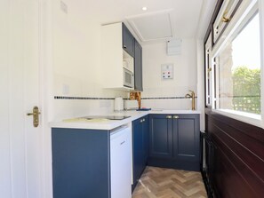 Fridge, electric kettle, toaster, cookware/dishes/utensils - Peony Cottage (St Austell)