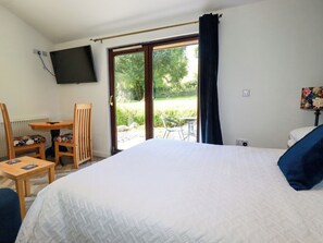 1 bedroom, individually decorated, individually furnished, free WiFi - Peony Cottage (St Austell)