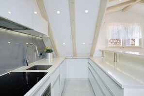 Kühlschrank, Ofen, Geschirrspüler, Wasserkocher mit Kaffee-/Teezubehör