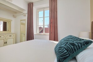 Unclassified image, 2 of 28, button