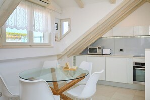 Unclassified image, 4 of 28, button