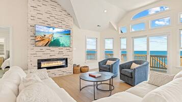 智能電視、壁爐、DVD 播放機、書籍