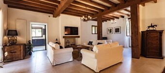 South of France: Luxury Stay on a Vineyard. Sleeps 6. Private Pool.