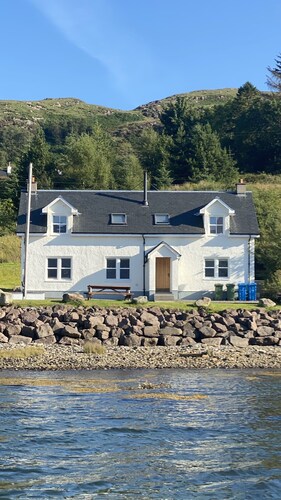 Beautiful House in Scottish Highlands with mountains and sea view