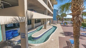 Una piscina con un letrero que indica agua poco profunda y prohibido bucear.