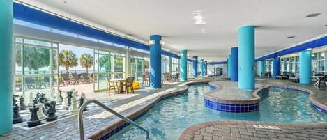 Una piscina techada, una piscina al aire libre