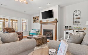 Smart TV, videogiochi, tavolo da calcetto, tavolo da ping pong