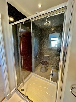 Shower, hair dryer, towels - Osmund House Salisbury (Salisbury)