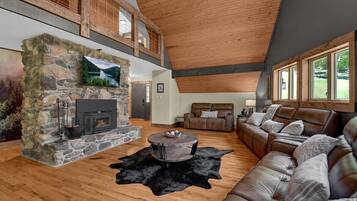 Tv, eldstad och bordsfotboll