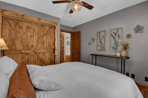 6 bedrooms, WiFi (free), bed sheets - Secluded A-Frame |Gathering Barn| Hot tub|Firepit (Logan)