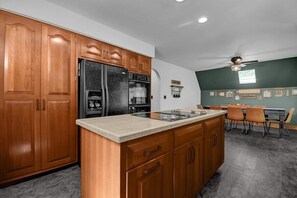 Wasserkocher mit Kaffee-/Teezubehör, Kühlschrank, Mikrowelle, Ofen