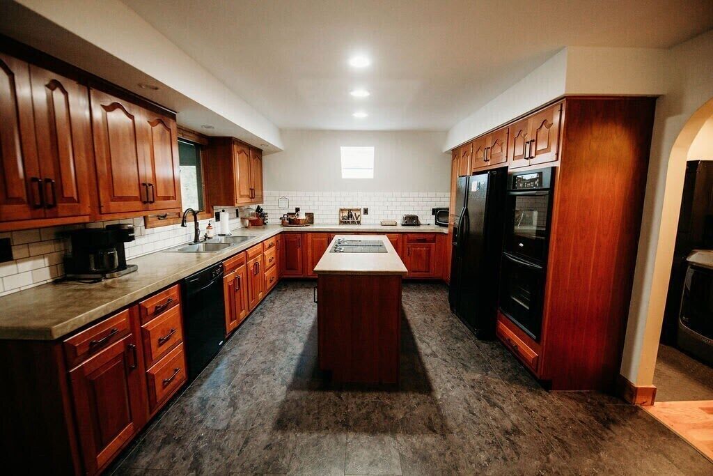 Coffee/tea maker, fridge, microwave, oven