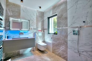 Een douche, een bidet, handdoeken
