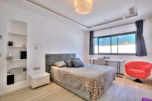 4 slaapkamers, een strijkplank/strijkijzer, reisbedje, wifi