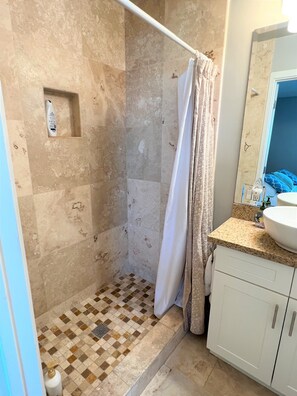 Ensemble baignoire-douche, séchoir à cheveux, serviettes fournies, savon